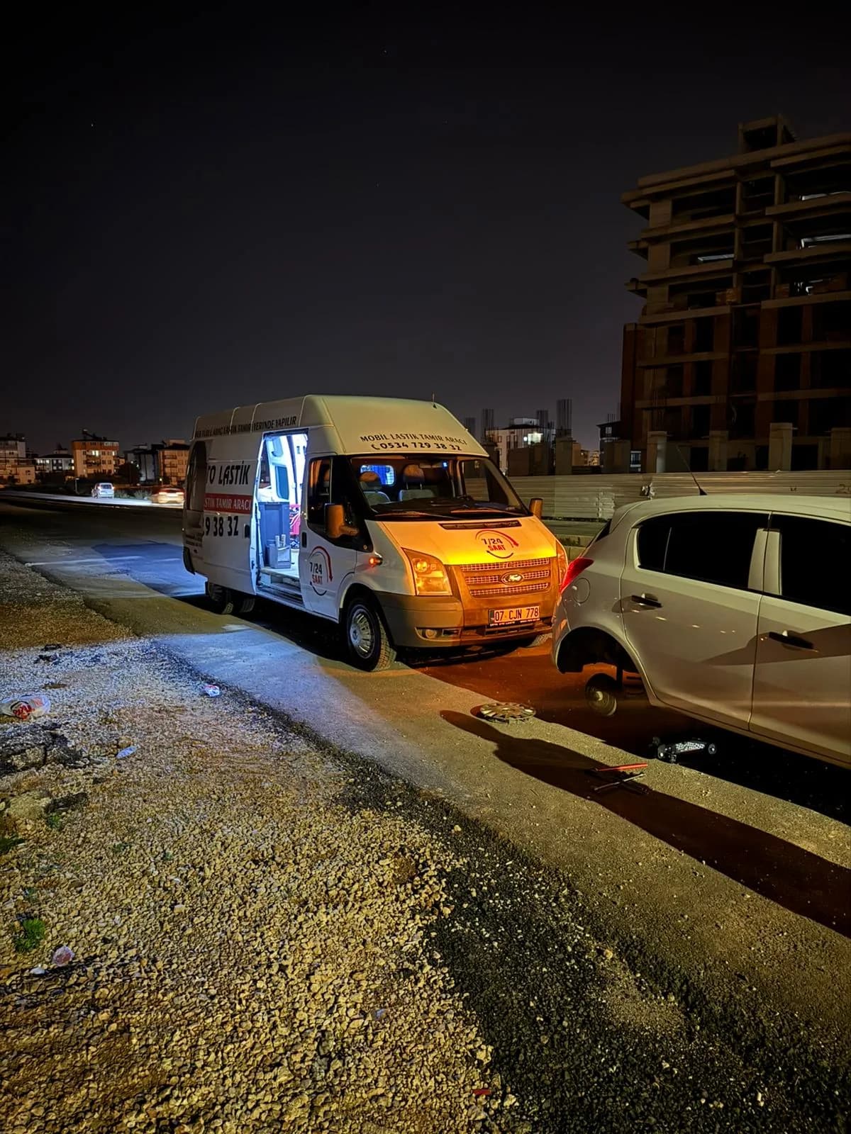 Antalya mobil lastik tamircisi ekip aracı ve yerinde lastik servis hizmeti